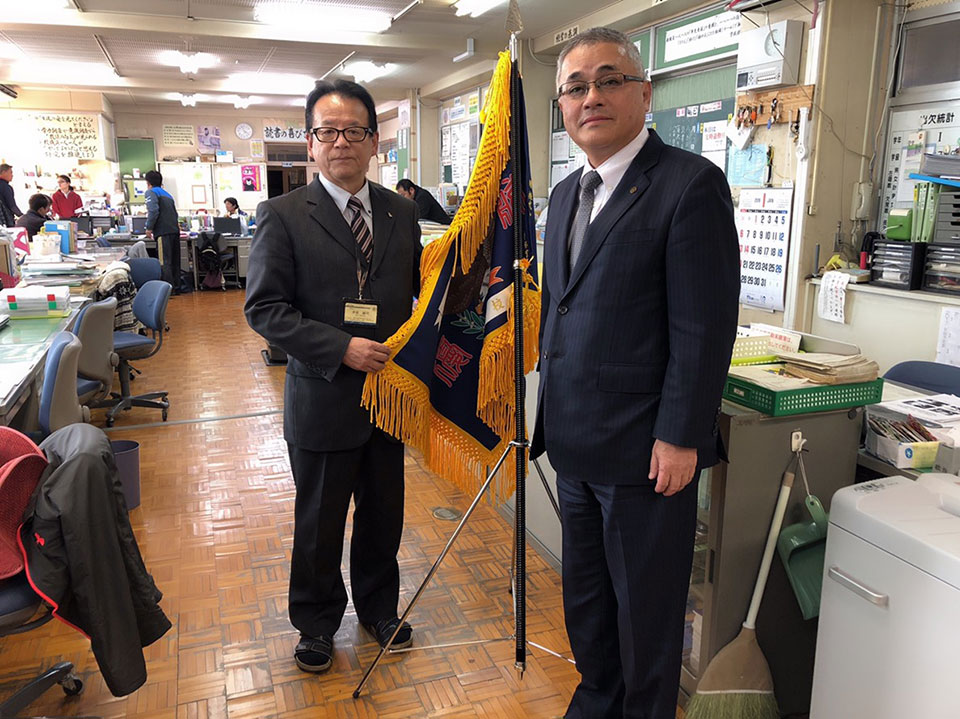 大津東小学校・大津中学校へ校旗・優勝旗を寄贈しました