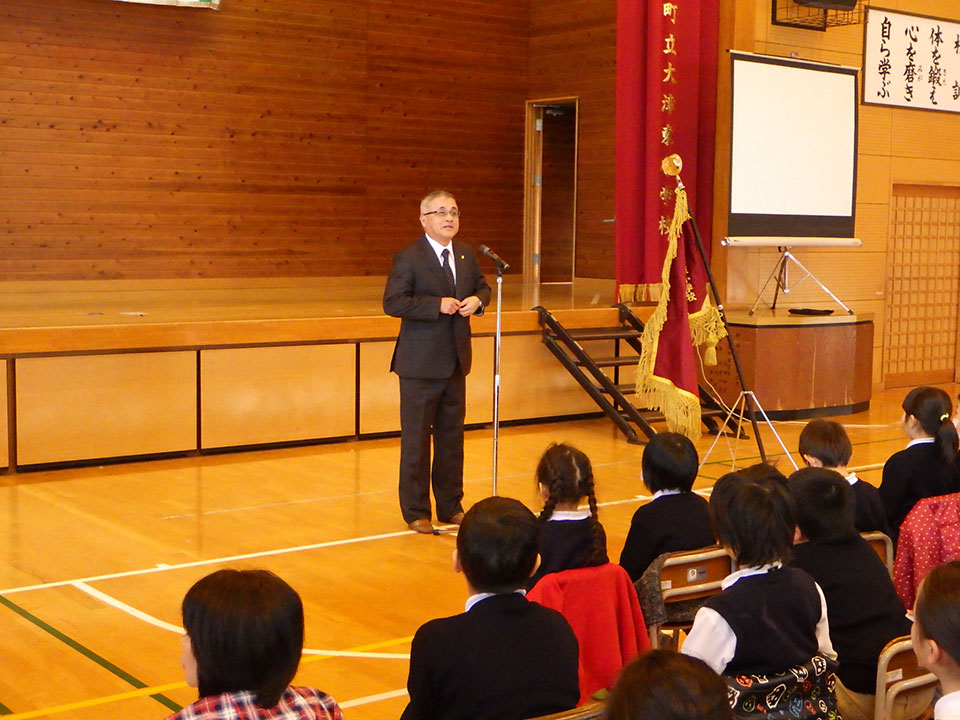 大津東小学校・大津中学校へ校旗・優勝旗を寄贈しました